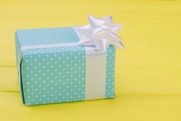 Caixa de presente bonita com arco branco . — Fotografia de Stock