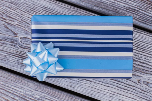 Bovenaanzicht op blauw gestreepte geschenkdoos. — Stockfoto