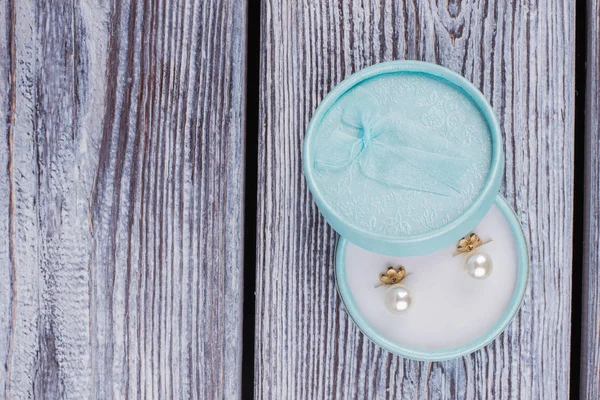 Portagioie con orecchini di perle . — Foto Stock