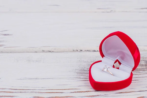 Anello diamante in confezione regalo a forma di cuore . — Foto Stock