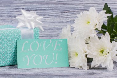 Hediye kutusu, çiçekler ve aşk mesajı.