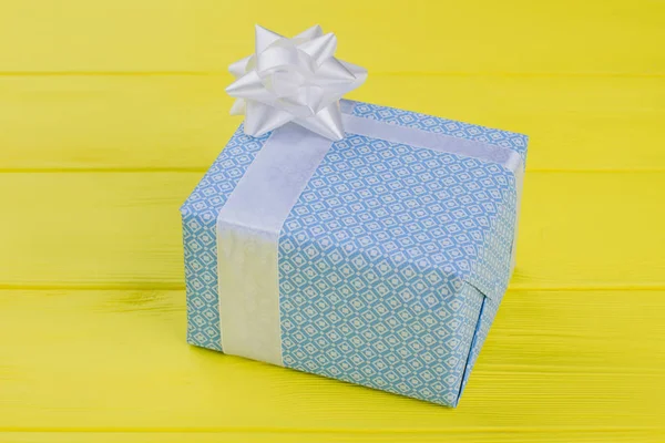 Caixa de presente em papel estampado azul . — Fotografia de Stock
