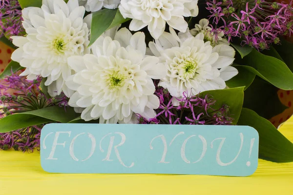 Εσωτερικη κάρτα με επιγραφή και λουλούδια για σας. — Φωτογραφία Αρχείου
