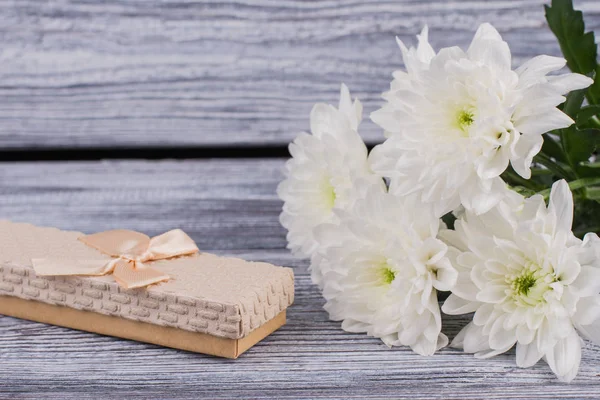 보석 선물 상자와 꽃 나무 배경. — 스톡 사진