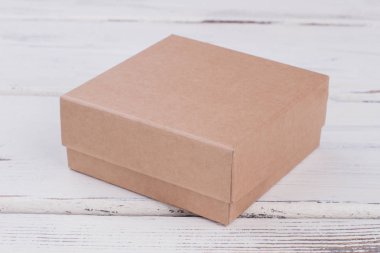 Ahşap zemin üzerine karton hediye kutusu.