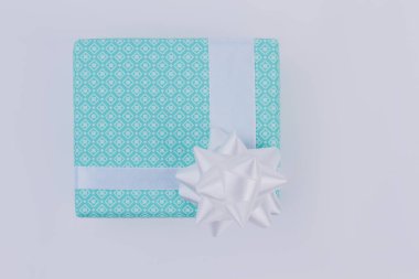 güzel paketlenmiş hediye kutusu.