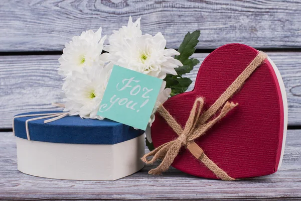 Fondo de San Valentín con flores y regalos . —  Fotos de Stock