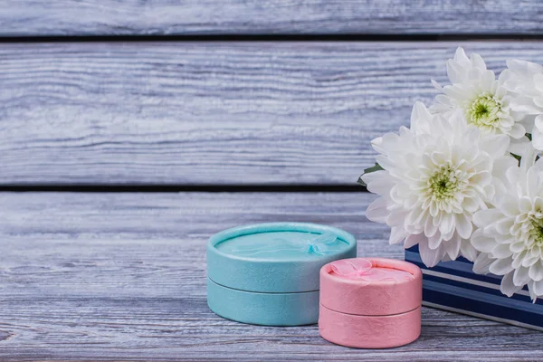 Cajas de regalo y flores con espacio para copias . — Foto de Stock