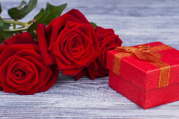 Caixa de presente Valentine e rosas . — Fotografia de Stock