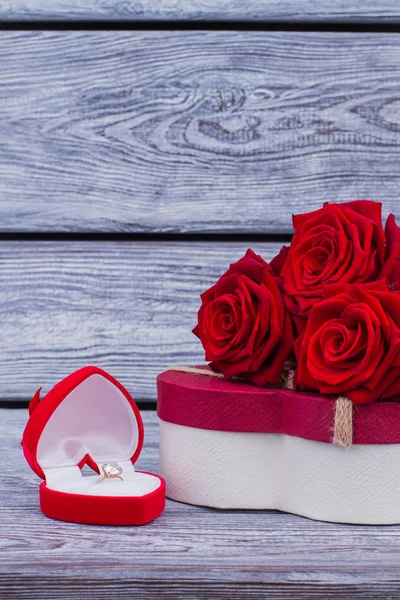 Красные розы и коробка с золотым кольцом . — стоковое фото