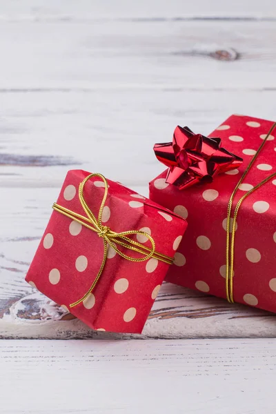 Red Christmas gifts op houten achtergrond. — Stockfoto