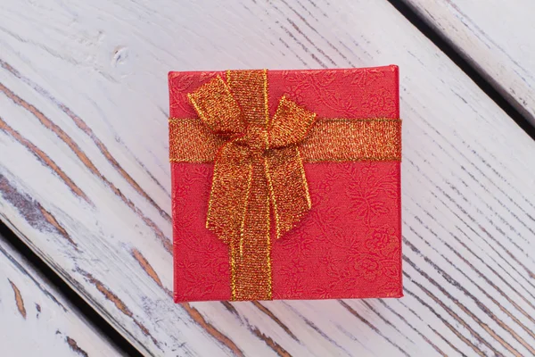 Подарункова коробка червоних прикрас на дерев'яному фоні . — стокове фото