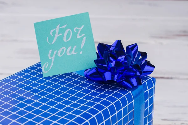 Caja de regalo y tarjeta con inscripción para usted . —  Fotos de Stock