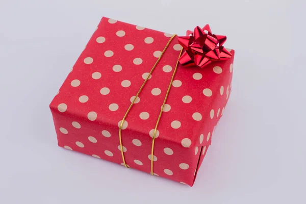 Röda prickiga presentbox. — Stockfoto