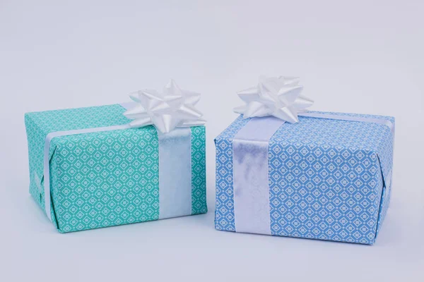 Cajas de regalo en papel azul sobre fondo gris . — Foto de Stock