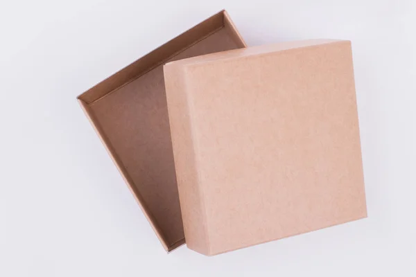 Caja de regalo de cartón en blanco . —  Fotos de Stock