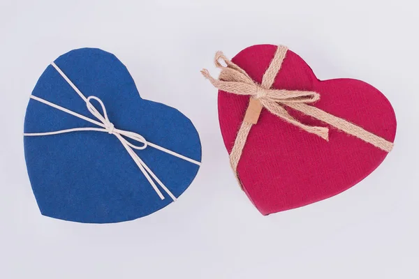 Caja de regalo en forma de corazón azul y rojo . —  Fotos de Stock