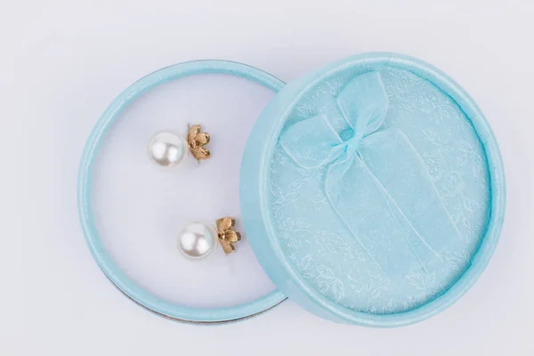 Confezione regalo con orecchini di perle . — Foto Stock