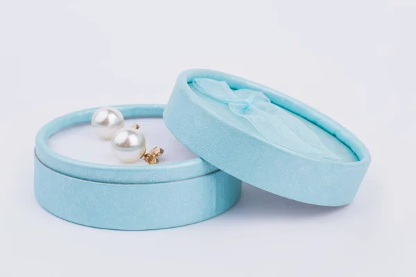 Elegante Geschenkbox mit Perlenohrringen. — Stockfoto