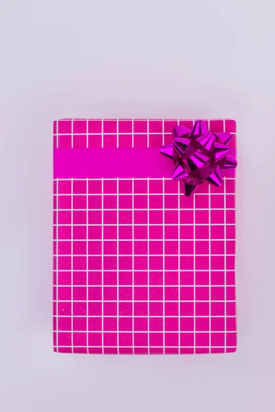 밝은 배경에 활과 분홍색 선물 상자. — 스톡 사진