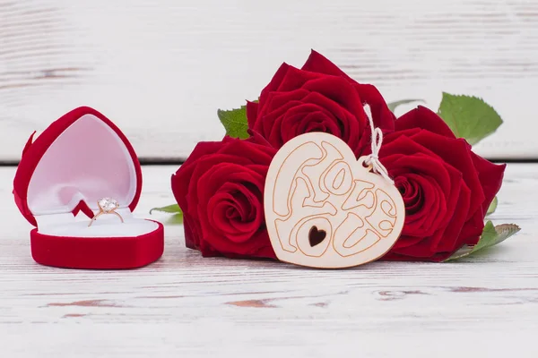 Розы, золотое кольцо и деревянное сердце . — стоковое фото
