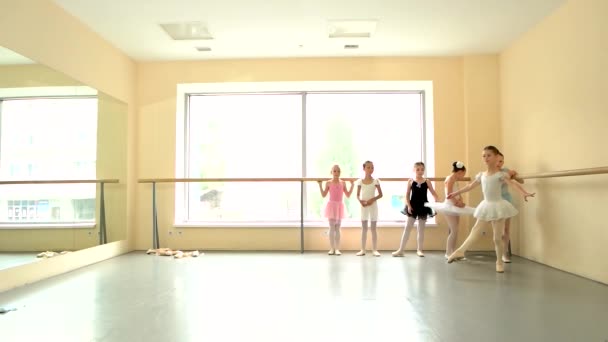 Lilla ballerina tränar i danslektion. — Stockvideo