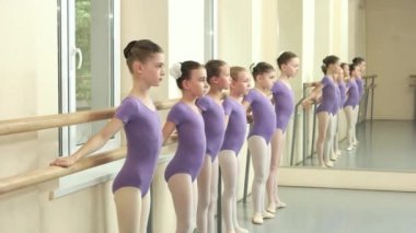 Grup çocuk bale dersi.