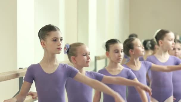 Opleiding van mooie balletdansers in studio. — Stockvideo