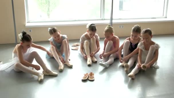Kinderen balletdansers pointe-schoenen zetten. — Stockvideo
