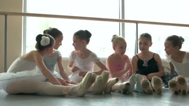 Милі маленькі балерини, що відпочивають на підлозі . — стокове відео