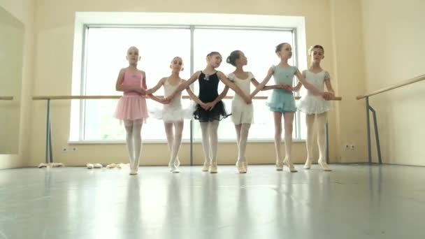 Группа балерин репетирует перед выступлением . — стоковое видео