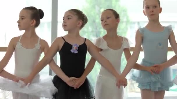 Kleine meisjes dansen van ballet in studio. — Stockvideo