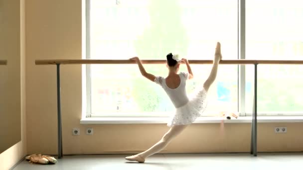 Bailarina está practicando en estudio, vista trasera . — Vídeo de stock