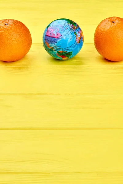 Buah jeruk sehat dan globe . — Stok Foto