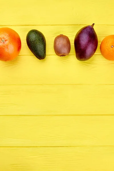 Variasi buah tropis segar dan ruang penyalinan . — Stok Foto