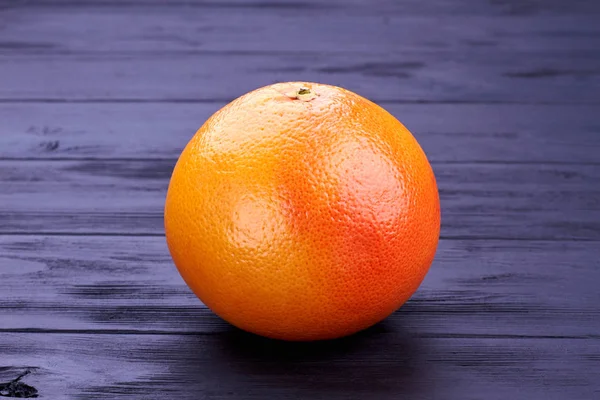 A sötét fa egész friss grapefruit. — Stock Fotó