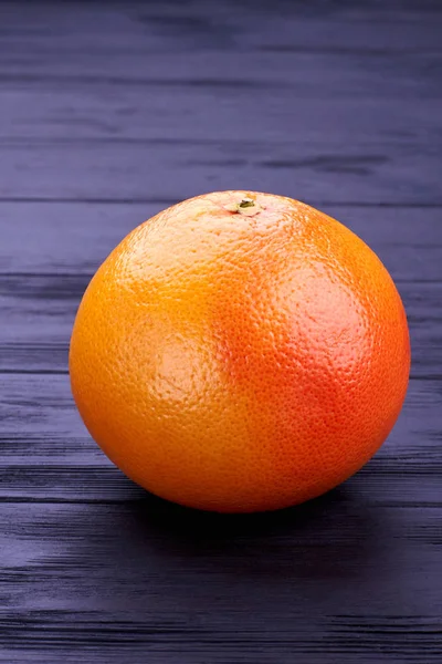 Friss egész grapefruit sötét háttér. — Stock Fotó