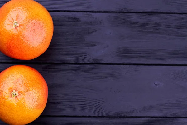 Dua buah jeruk matang dan ruang fotokopi . — Stok Foto