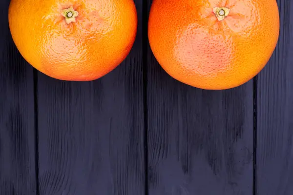 Dua buah jeruk besar dan ruang teks . — Stok Foto