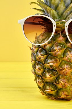 Güneş gözlüğü sulu ananas.