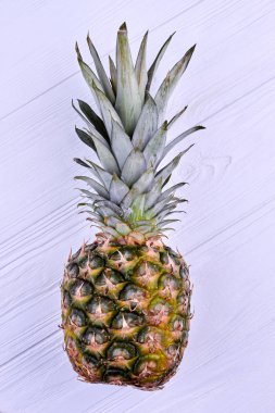 Hafif ahşap arka plan üzerinde ananas.
