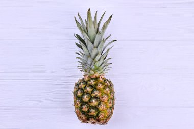 Ahşap, en iyi görünümü üzerinde olgunlaşmış ananas.