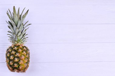 Ananas ve kopya alanı, üstten görünüm.