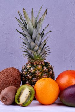 Renkli egzotik meyve ile kompozisyon.