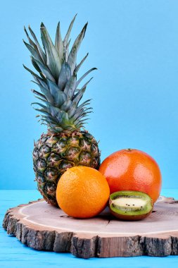 Egzotik meyveler ağaç kütüğü üzerinde kompozisyon.