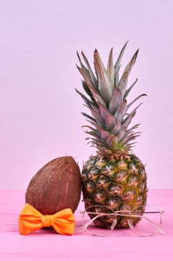 Yaz kompozisyon ananas ve hindistancevizi.