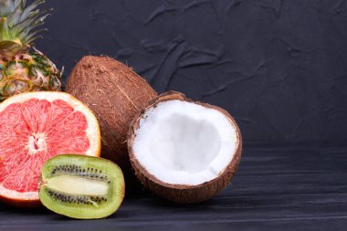 Siyah arka plan üzerinde egzotik meyve karışımı.