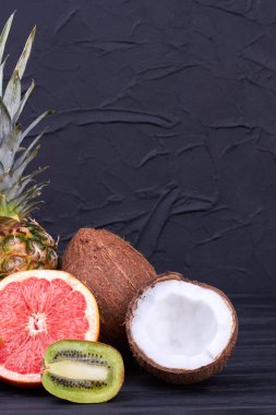 Siyah arka plan üzerine tropikal meyve kümesi.