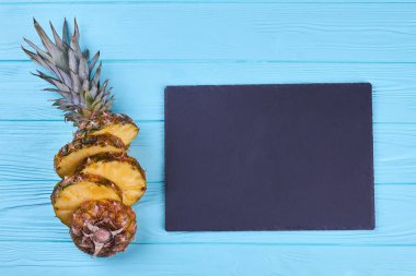 Olgun kesilerek ananas ve kayrak standı.