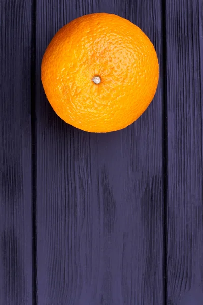 Ganze gesunde Orangenfrüchte und Kopierraum. — Stockfoto